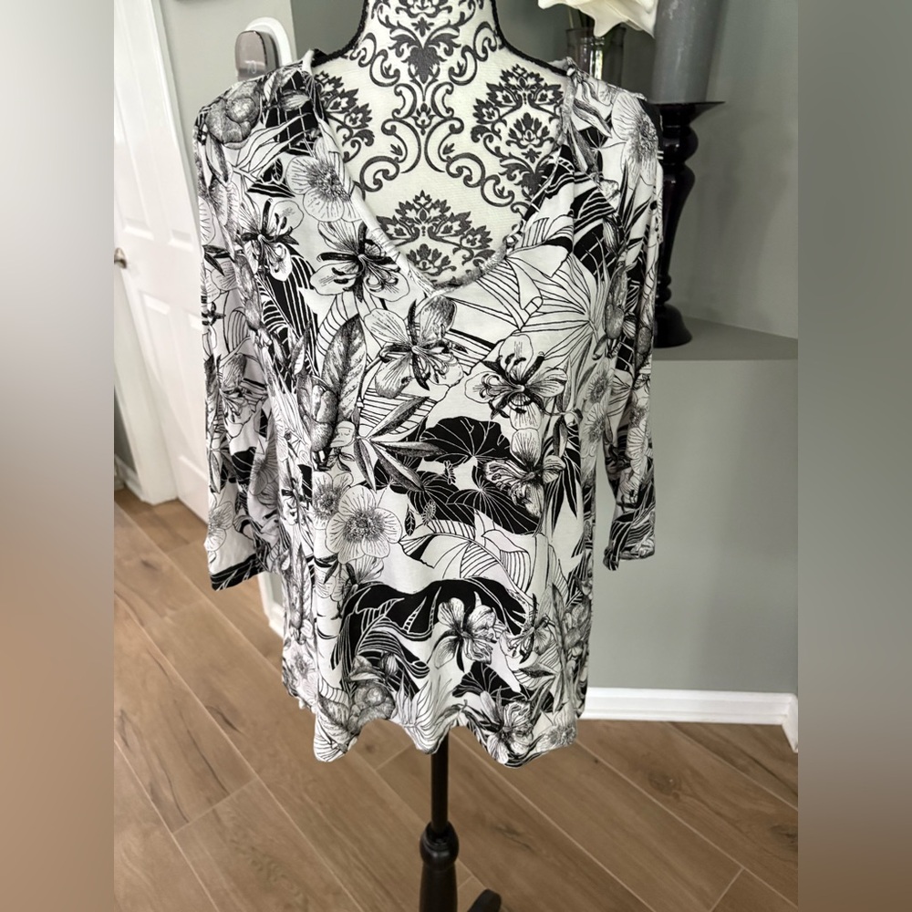 Black and White Floral 3/4 sleeve cold shoulder top